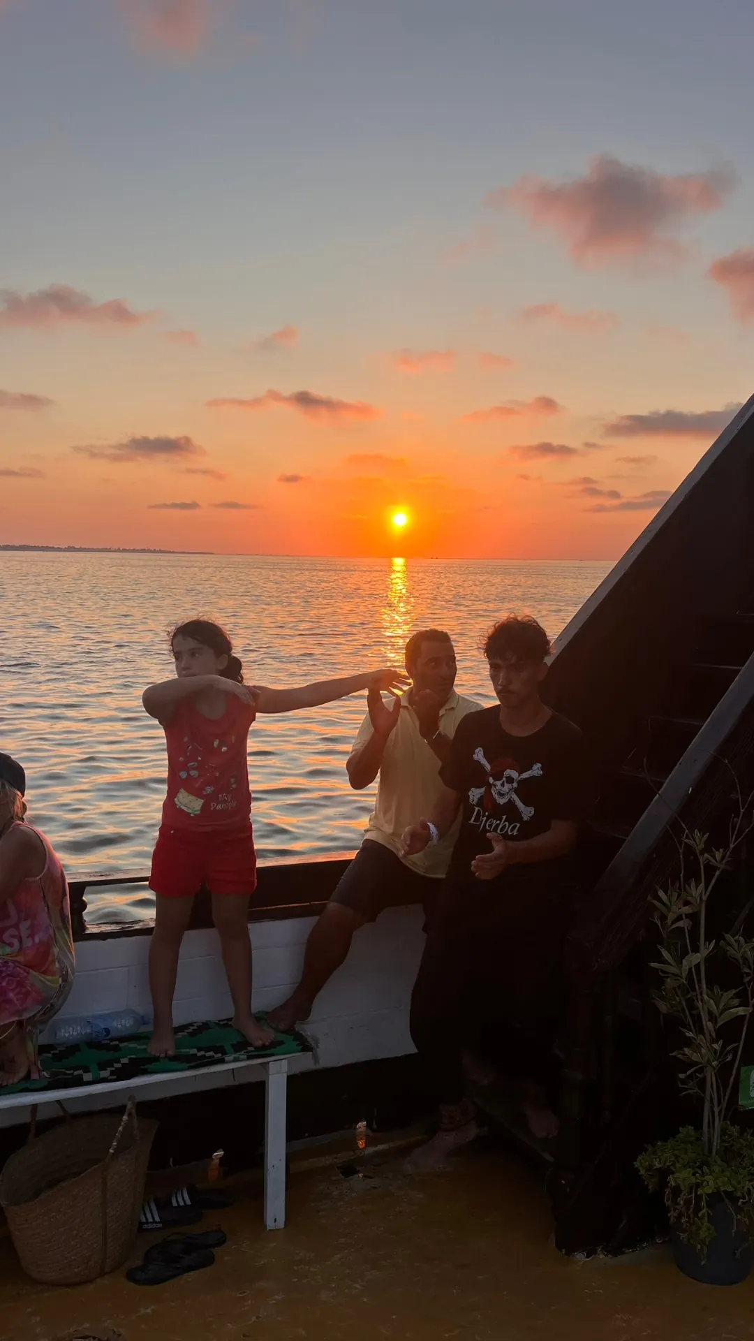 Coucher de soleil sur le bateau pirate Djerba – Famille à bord