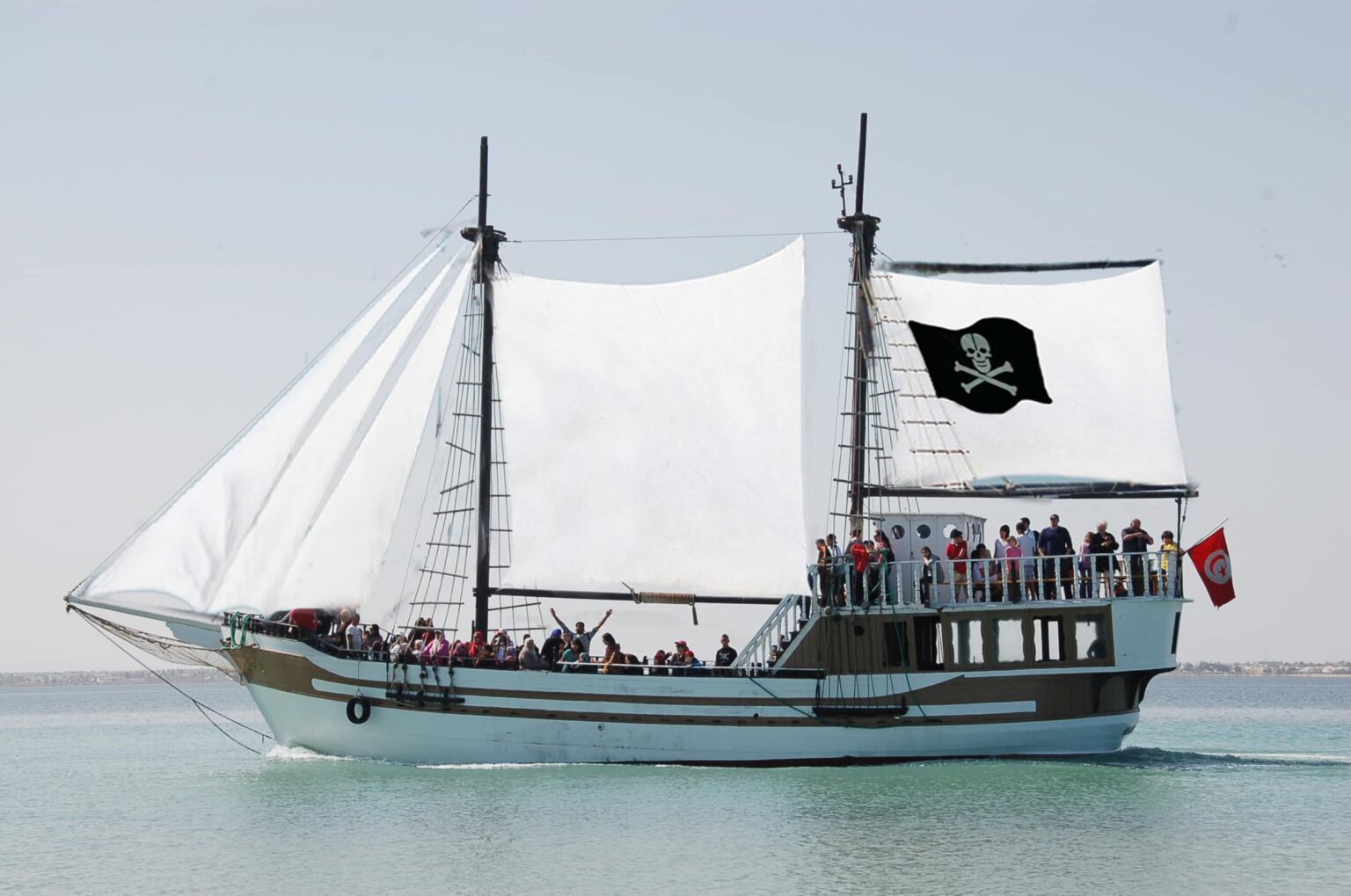 Sécurité et équipage formé pour excursion bateau pirate à Djerba