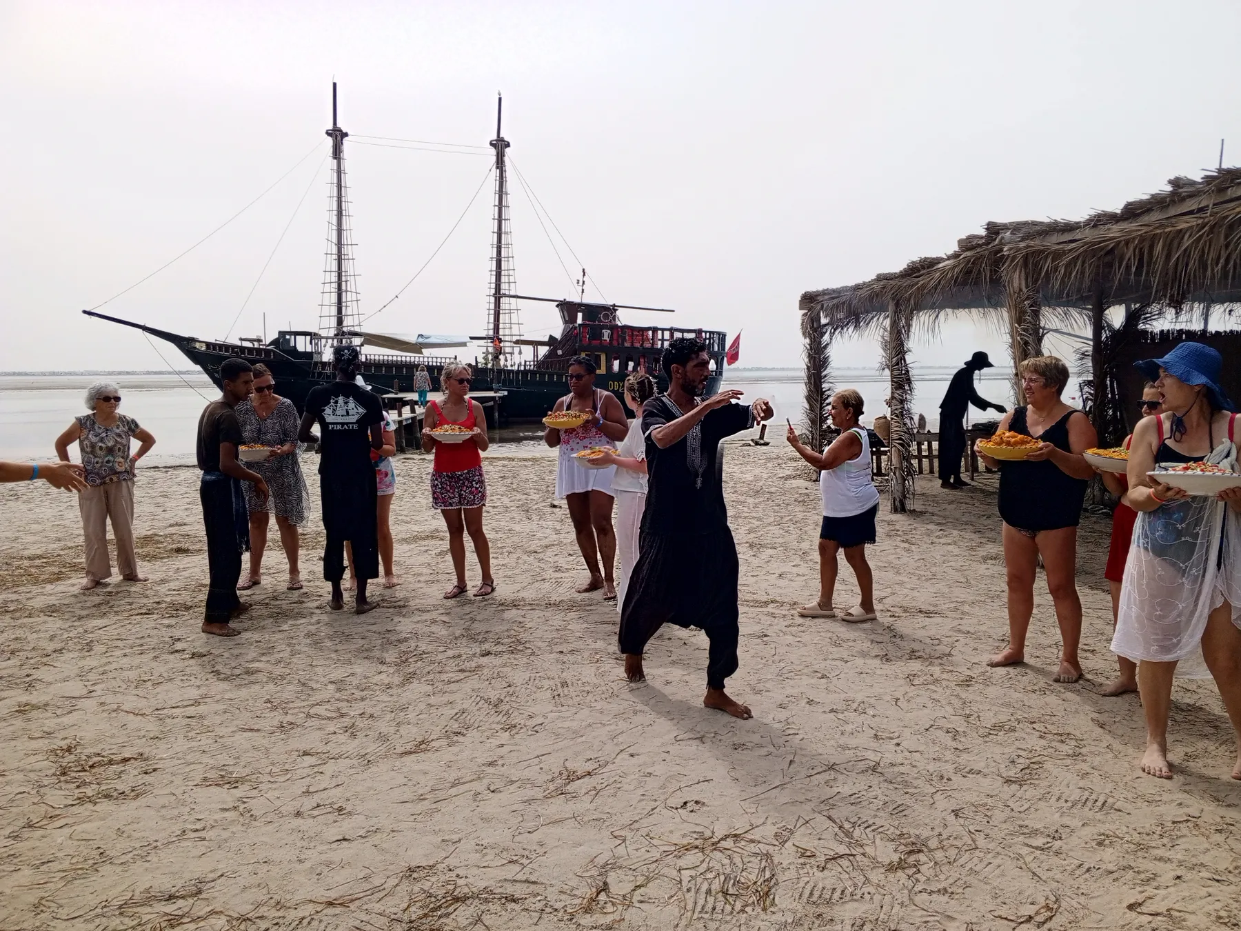 danse et ambiance festive sur la plage excursion bateau pirate Djerba