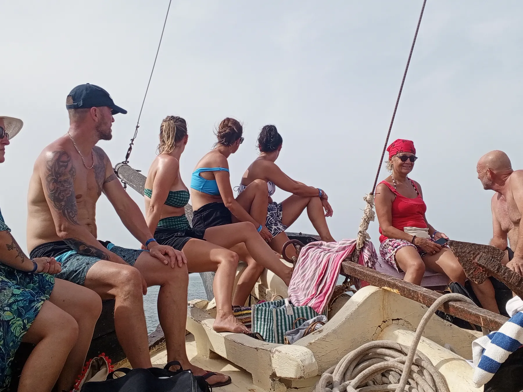 invités heureux à bord du bateau pirate Djerba excursion famille