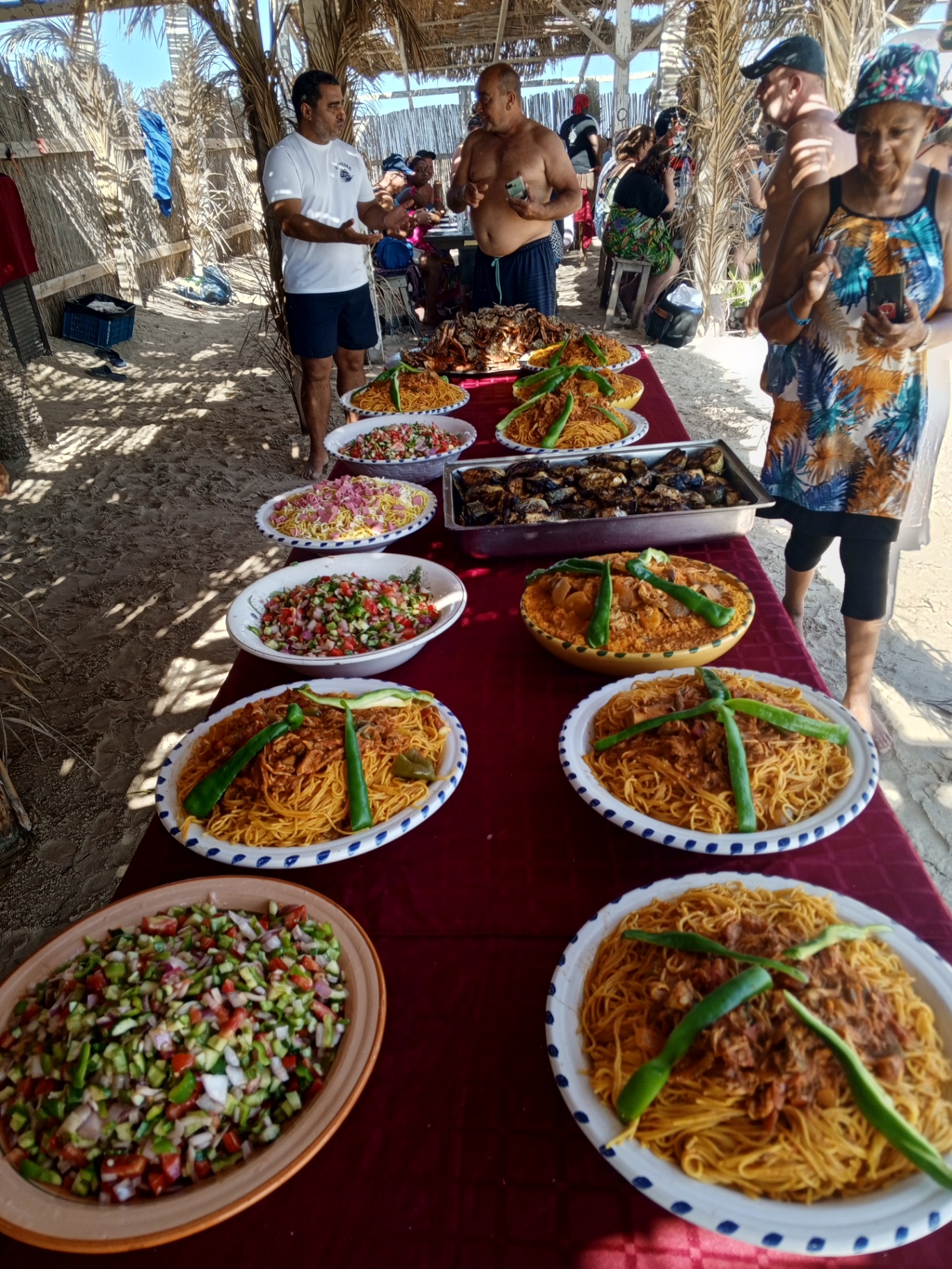buffet traditionnel tunisien sur l'île excursion pirate Djerba
