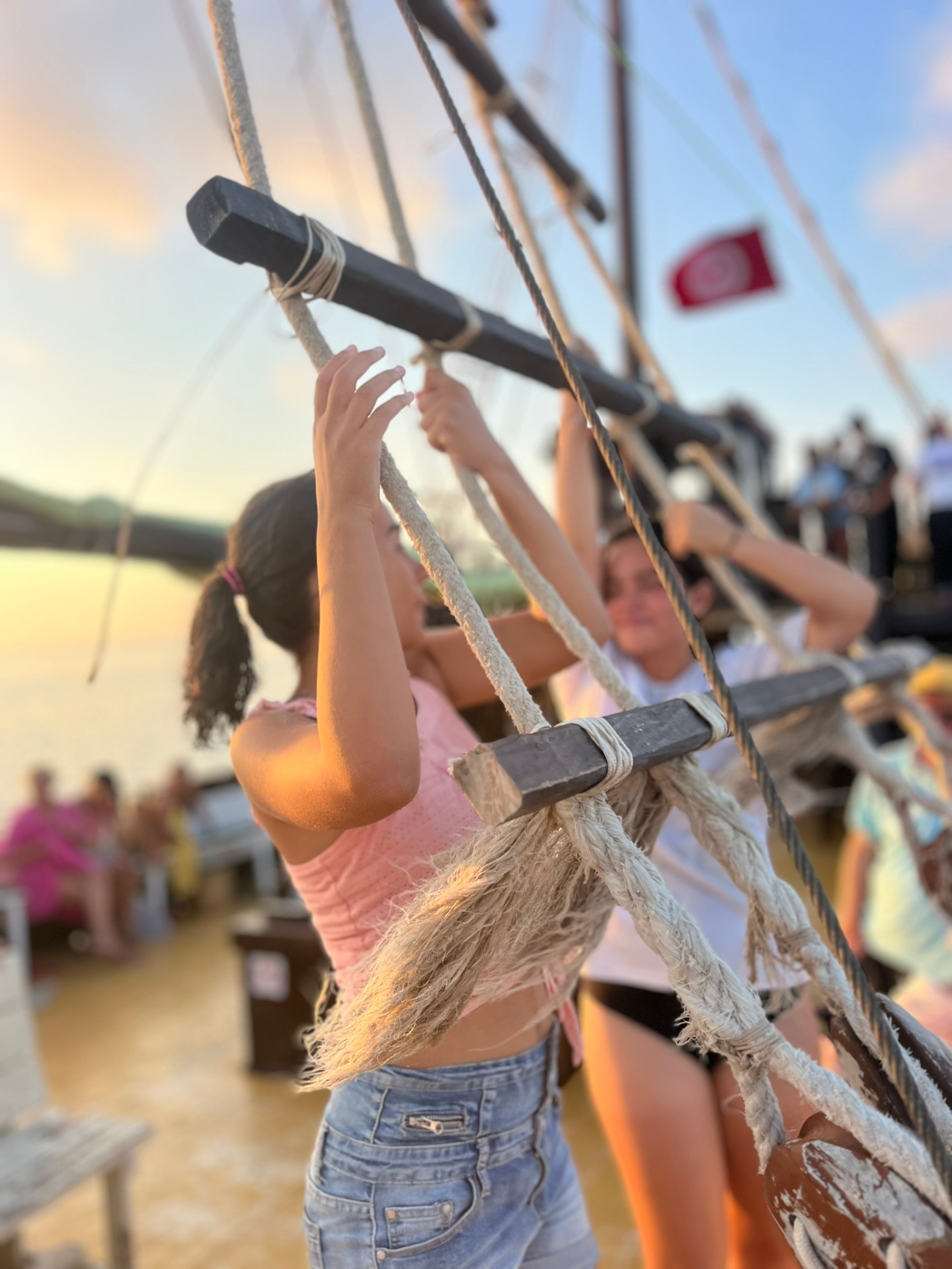 enfant aventurier sur les cordages bateau pirate Djerba coucher de soleil