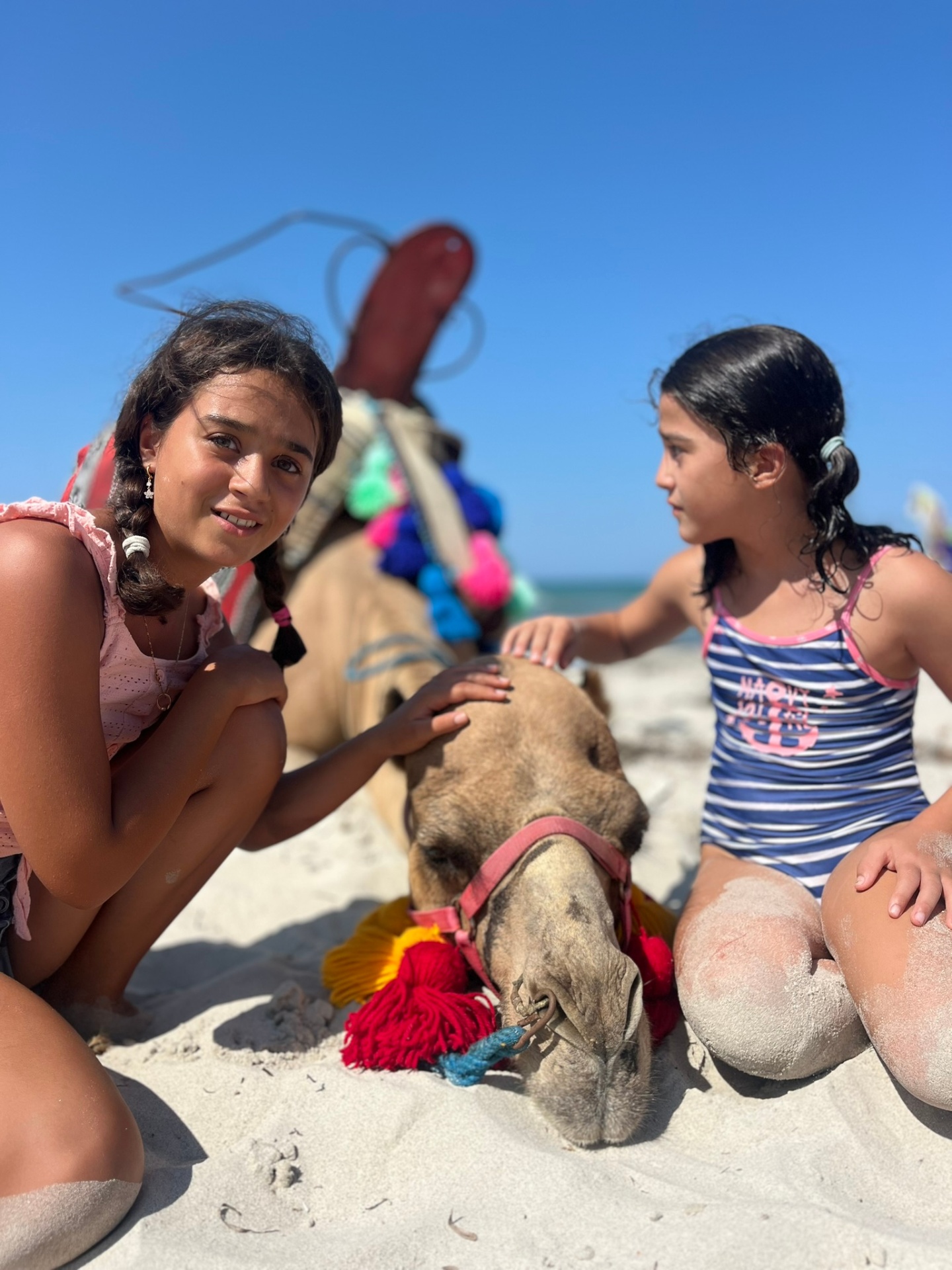 enfants jouant sur la plage île aux flamants roses Djerba