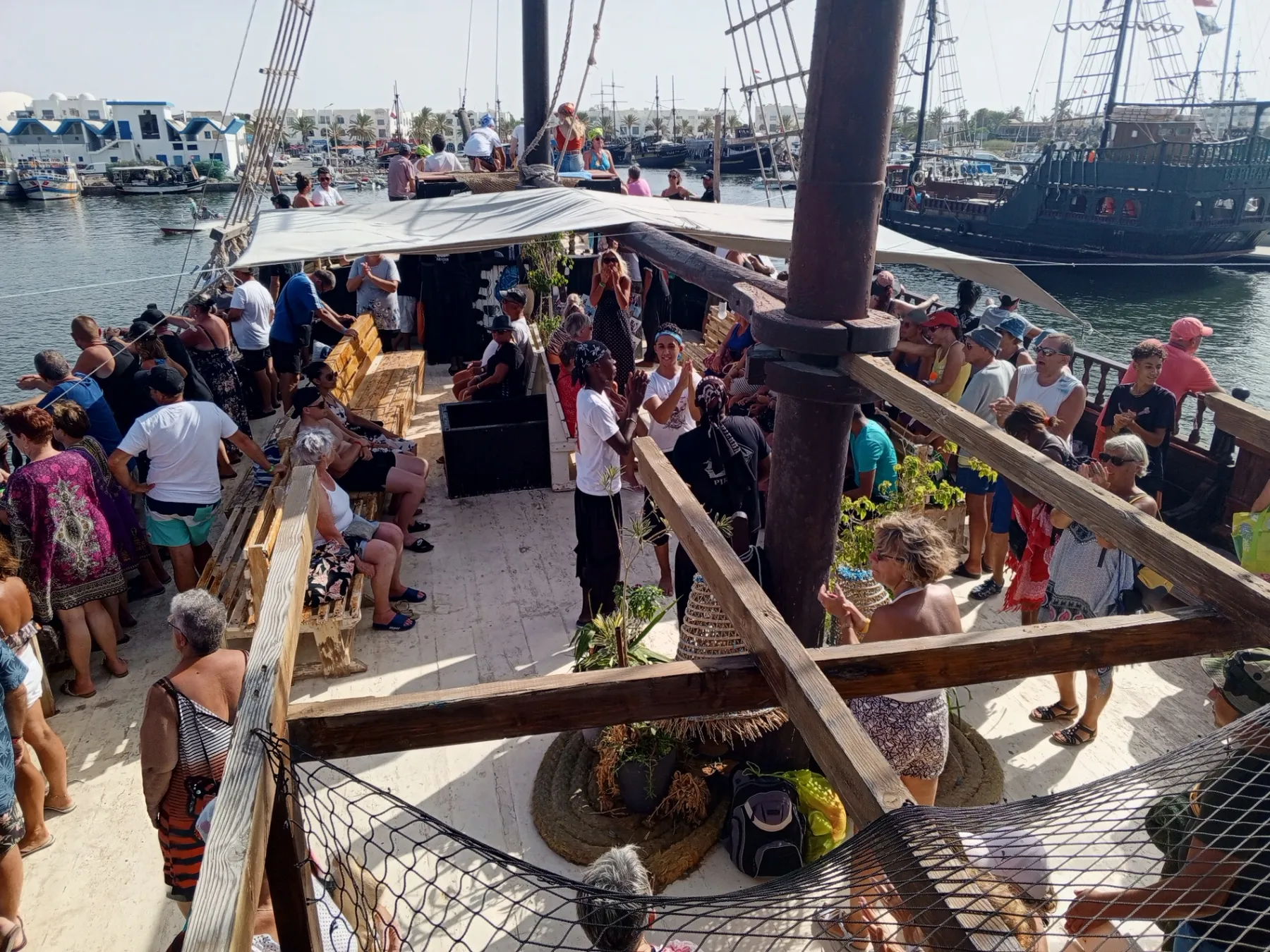 passagers sur le pont bateau pirate Djerba vue mer