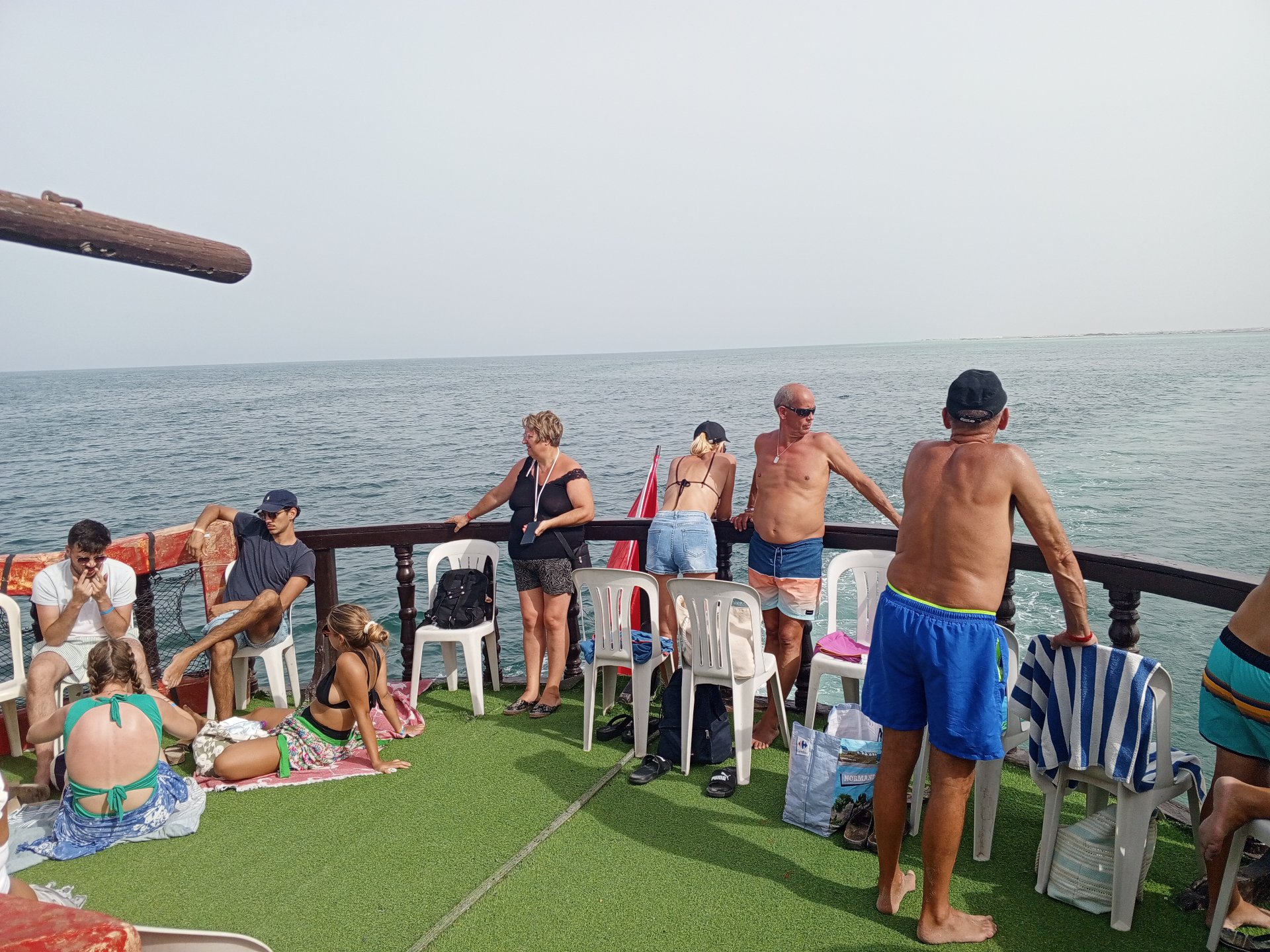 vue panoramique mer depuis le pont bateau pirate Djerba passagers